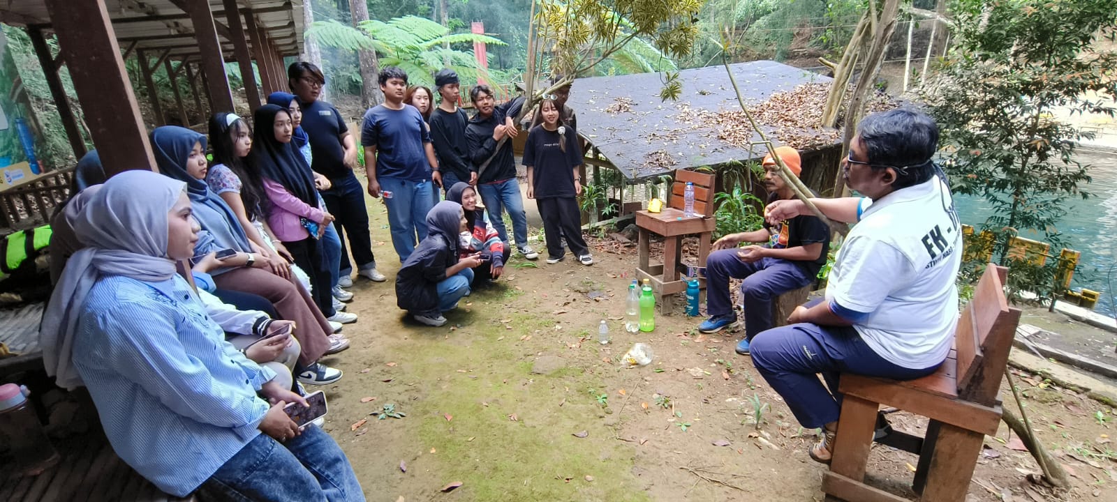 Mahasiswa Fakultas Hukum Universitas Widya Gama (UWG) Malang menggelar kuliah lapangan bertema “Memahami Hukum Lingkungan dan Krisis Bencana Iklim Lewat Air” di kawasan Sumber Jenon, Kecamatan Tajinan, Kabupaten Malang. Foto: Tugusatu/ist