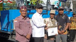 Bupati Lamongan Yuhronur Efendi menyerahkan bantuan alsintan guna mengamankan swasembada pangan menghadapi musim kemarau. Foto: Tugusatu/Ahmad Yakub/ist