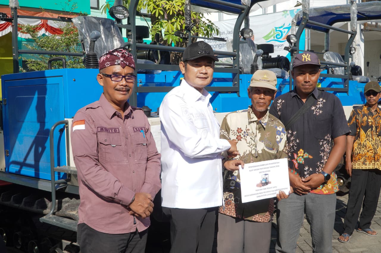 Bupati Lamongan Yuhronur Efendi menyerahkan bantuan alsintan guna mengamankan swasembada pangan menghadapi musim kemarau. Foto: Tugusatu/Ahmad Yakub/ist