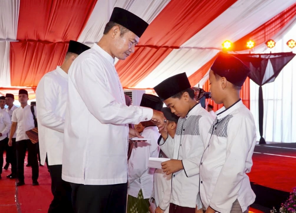 Bupati Lamongan Yuhronur Efendi mengukuhkan 3.162 Hafiz dan Hafizah dengan predikat sangat baik dan mumtaz atau sempurna. Foto: Tugusatu/Ahmad Yakub /ist