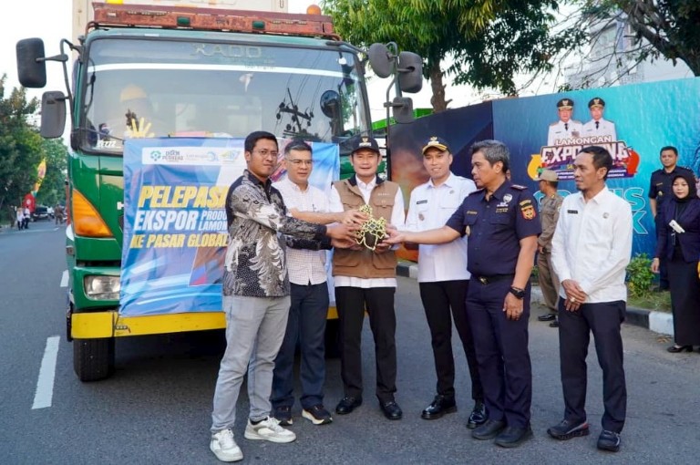 Bupati Lamongan Yuhronur Efendi memberangkatkan lima truk kontainer berisi produk unggulan untuk diekspor ke berbagai negara tujuan. Foto: Tugusatu/Ahmad Yakub/ist
