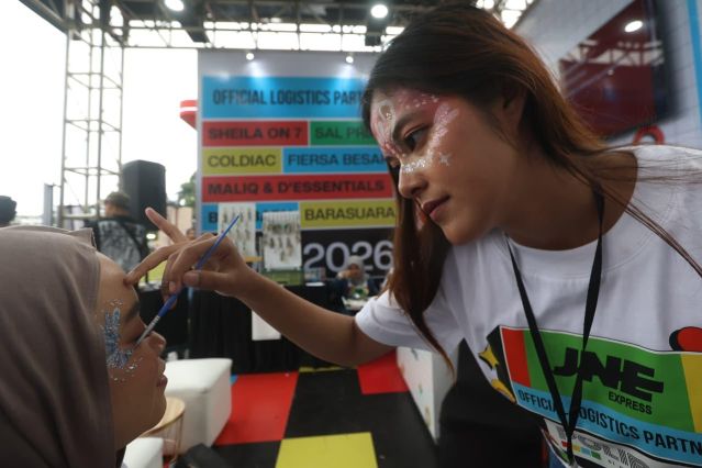 Pengunjung menyukai layanan face painting dari booth JNE Official Logistics Partner POLIPONI pada Konser POLIPONI di Lapangan Rampal, Kota Malang, Sabtu (20/6/2026). Istimewa