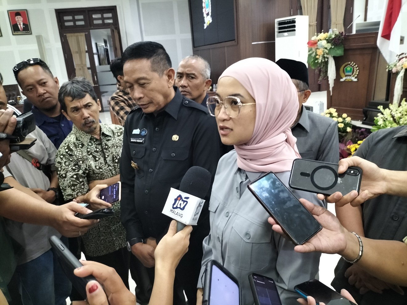 Ketua DPRD Kota Malang, Amithya Ratnanggani Sirraduhita dan Wali Kota Malang Wahyu Hidayat usai rapat paripurna di gedung dewan, Rabu (24/6/2026). Foto: Tugusatu/Bagus Suryo