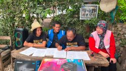 PLN NP UP Brantas menyerahkan bantuan sarana konservasi kepada Kelompok Konservasi Penyu Segoro Lestari di Desa Serang, Kecamatan Panggungrejo, Kabupaten Blitar, Jawa Timur, Senin (22/6/2026). Foto: PLN NP UP Brantas