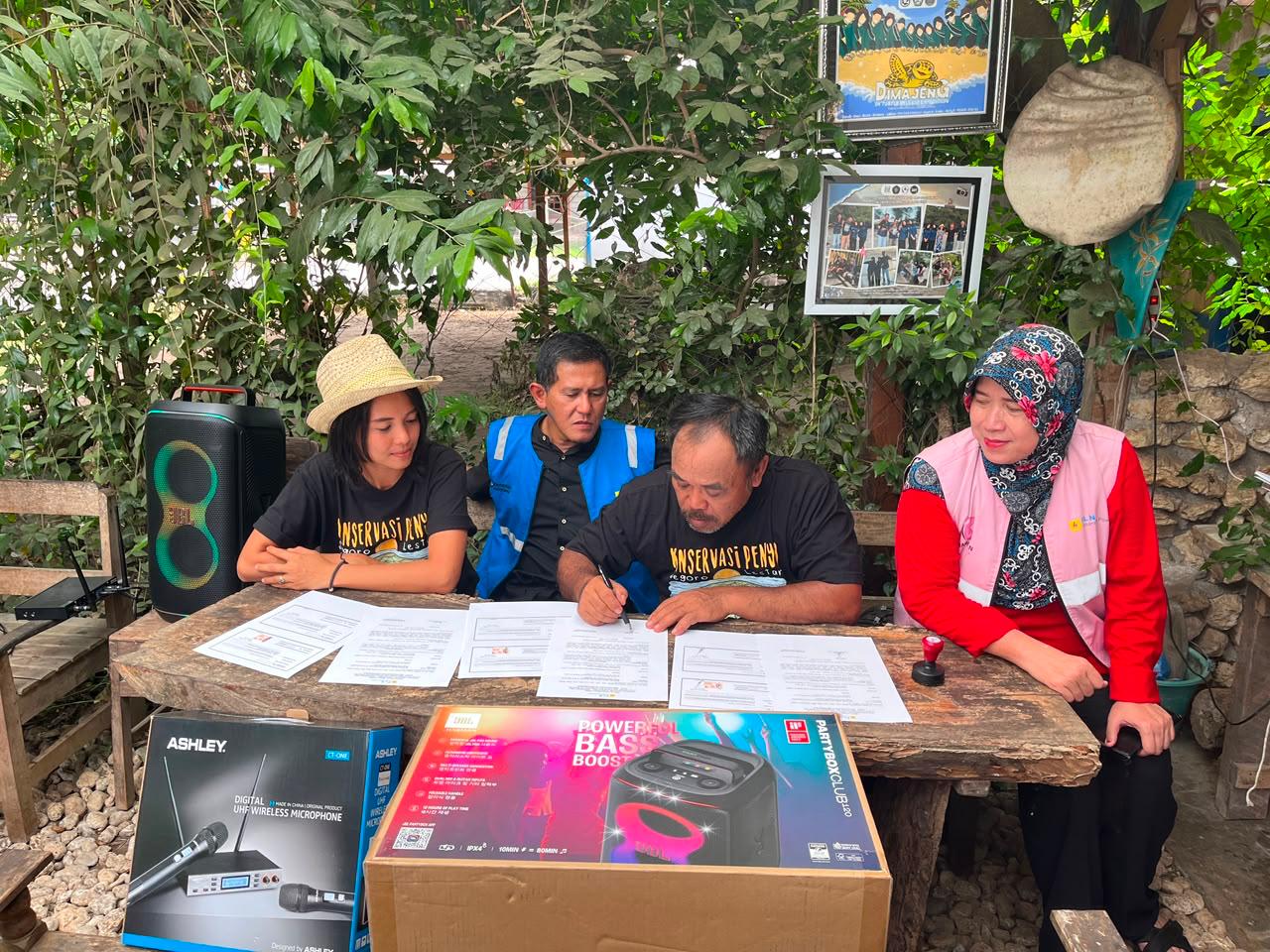 PLN NP UP Brantas menyerahkan bantuan sarana konservasi kepada Kelompok Konservasi Penyu Segoro Lestari di Desa Serang, Kecamatan Panggungrejo, Kabupaten Blitar, Jawa Timur, Senin (22/6/2026). Foto: PLN NP UP Brantas