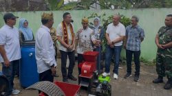 Wali Kota Malang Wahyu Hidayat melihat proses membuat kompos di Kelurahan Tulusrejo. Foto: Bagian Prokompim Kota Malang