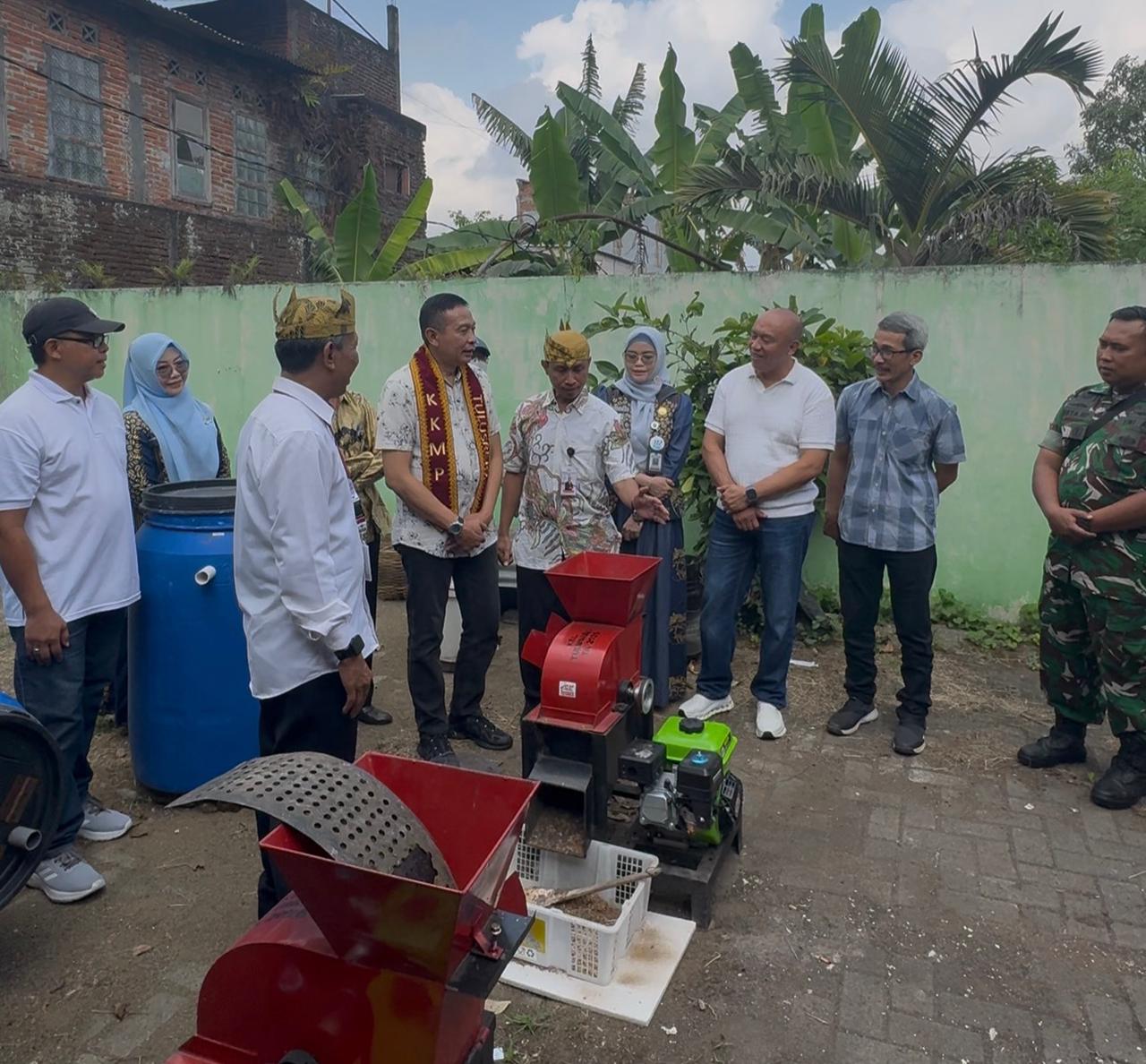 Wali Kota Malang Wahyu Hidayat melihat proses membuat kompos di Kelurahan Tulusrejo. Foto: Bagian Prokompim Kota Malang