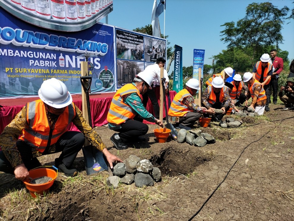 Peletakan batu pertama pembangunan pabrik cairan infus PT Suryavena Farma Indonesia di Dusun Ngepeh, Desa Ngijo, Kabupaten Malang, Jawa Timur, Kamis (11/6). Foto: Tugusatu/Bagus Suryo
