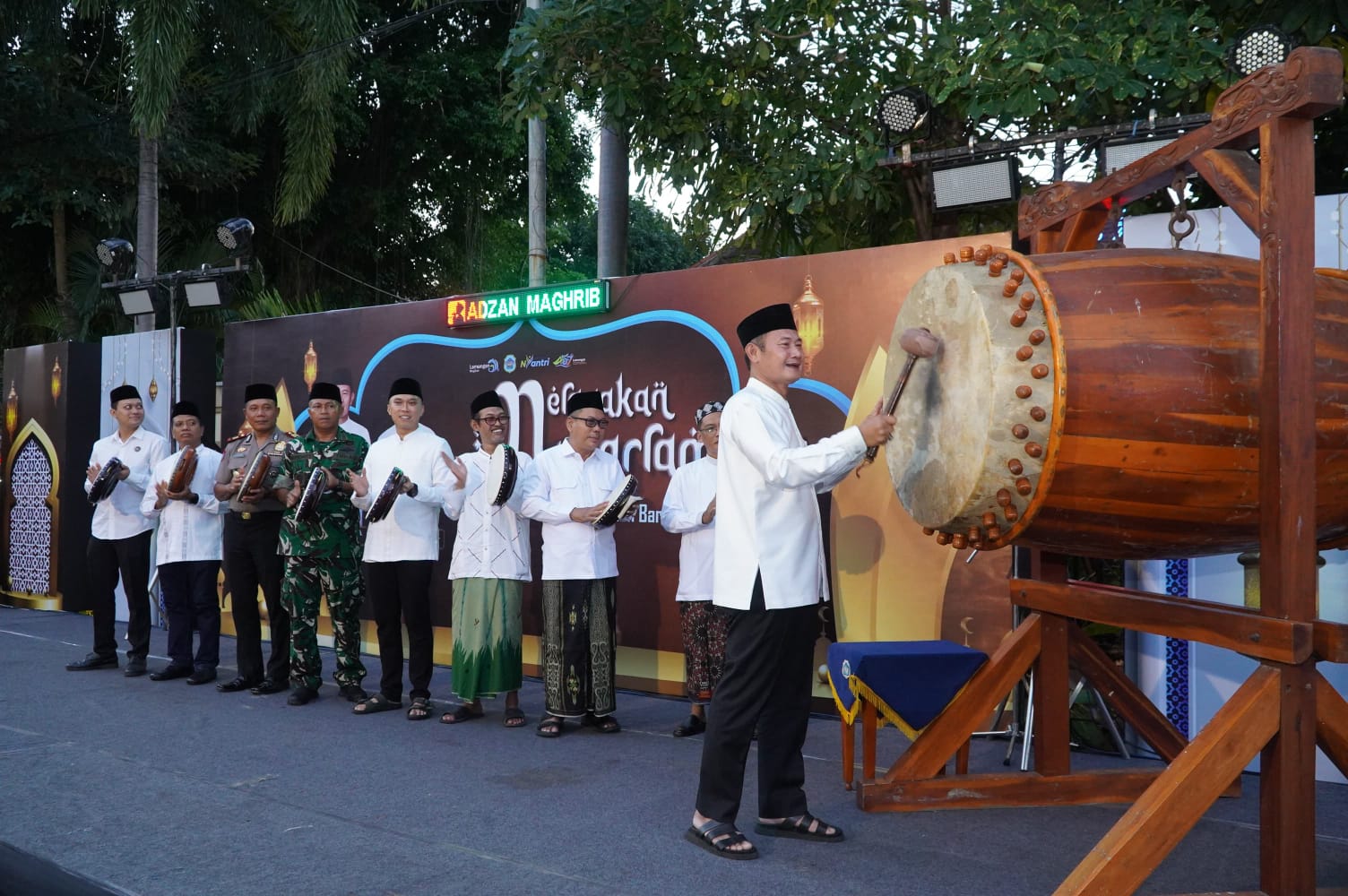Bupati Lamongan Yuhronur Efendi membuka gelaran peringatan Tahun Baru Islam 1 Muharram 1448 Hijriah di depan Pendapa Lokatantra, Senin (15/6/2026). Foto: Tugusatu/Ahmad Yakub/ist