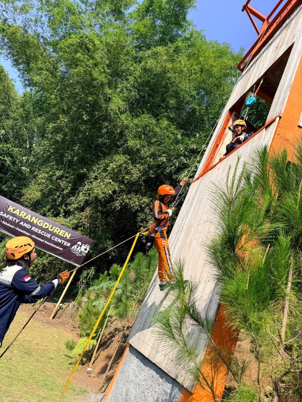 Siswa praktik kegiatan height safety.