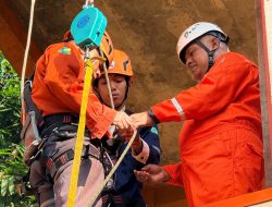 Akademisi Poltekkes Kemenkes Malang Edukasi Keselamatan Siswa MI Sunan Giri di Wisata Keselamatan Karangduren