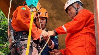 Akademisi Poltekkes Kemenkes Malang Edukasi Keselamatan Siswa MI Sunan Giri di Wisata Keselamatan Karangduren