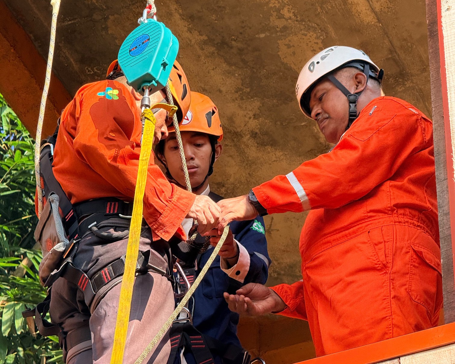 Dosen Poltekkes Kemenkes Malang Ganif Djuwadi memberikan materi praktik height safety pada siswa tentang penggunaan helm keselamatan, harness, tali pengaman, dan titian tali. Foto-foto: Wisata Edukasi Karangduren Malang