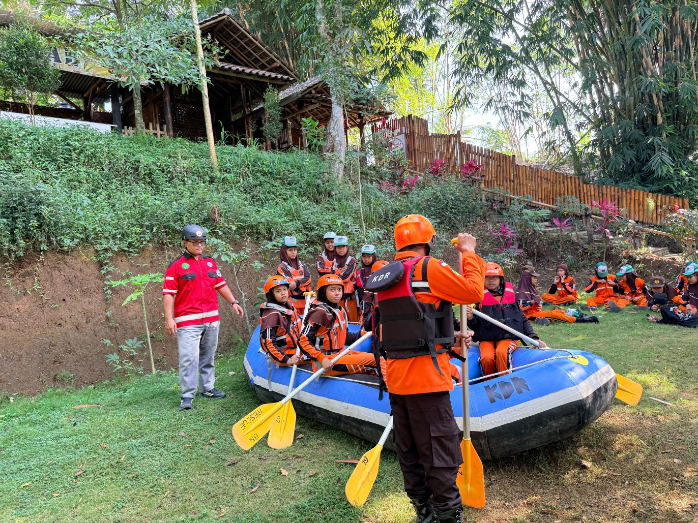 Para siswa belajar materi water safety.