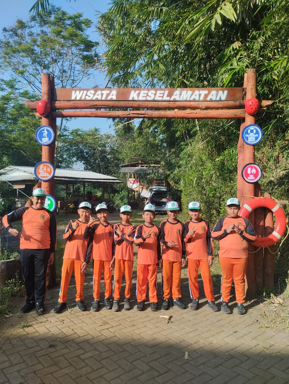 Siswa Madrasah Ibtidaiah (MI) Sunan Giri, Kabupaten Malang, mengikuti edukasi keselamatan di Wisata Keselamatan Karangduren 8 di Kecamatan Pakisaji, Kabupaten Malang, Jawa Timur. Foto: Dok. Wisata Keselamatan Karangduren