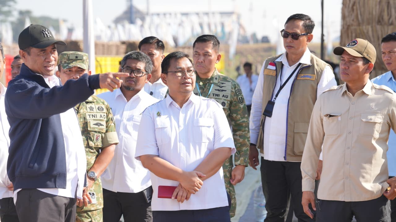 Direktur Utama Perum BULOG, Letnan Jenderal TNI (Purn.), Ahmad Rizal Ramdhani (dua dari kanan), mendampingi Mentan Andi Amran Sulaiman (paling kiri) menghadiri Panen Raya Serentak Tebu, Padi, dan Kedelai yang dipimpin langsung oleh Presiden Republik Indonesia, Prabowo Subianto, di Lanud Abdulrachman Saleh, Malang, Jawa Timur, Jumat (17/7/2026). Istimewa
