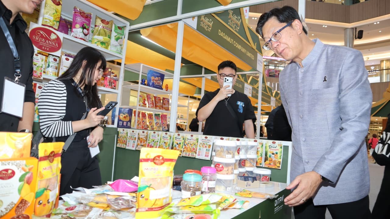 Duta Besar Kerajaan Thailand untuk Indonesia, Prapan Disyatat, mengunjungi booth peserta Festival Thailand Week 2026 di Grand Atrium, Pakuwon Mall, Surabaya, Jumat (24/7/2027). Istimewa