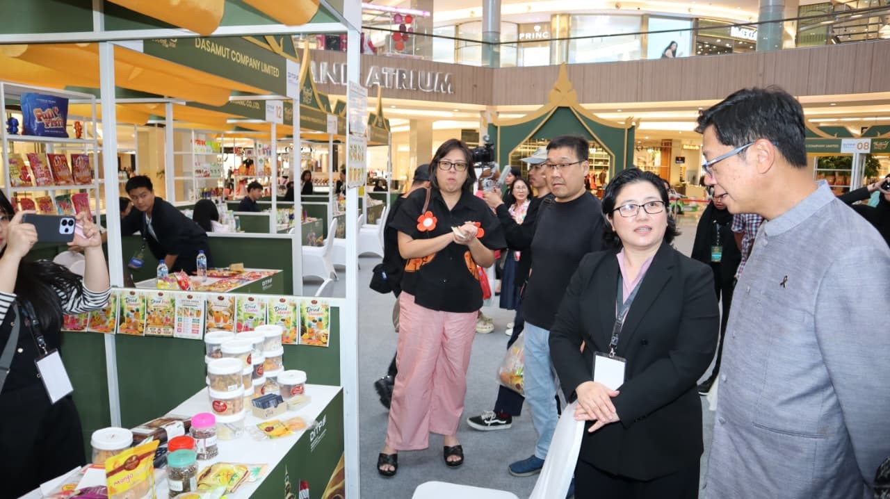 Duta Besar Kerajaan Thailand untuk Indonesia, Prapan Disyatat, mengunjungi booth peserta Festival Thailand Week 2026 di Grand Atrium, Pakuwon Mall, Surabaya, Jumat (24/7/2027). Istimewa