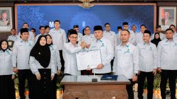 Ketua DPW Gapembi Jatim, Makhrus Sholeh (kiri), menyerahkan SK Pengurus DPC Gapembi Kab. Probolinggo, kepada Ketua Gapembi setempat, Wahid Nurrahman, pada pelantikan pengurus DPC Gapembi Kab. Probolinggo di Probolinggo, Senin (20/7/2026). Istimewa