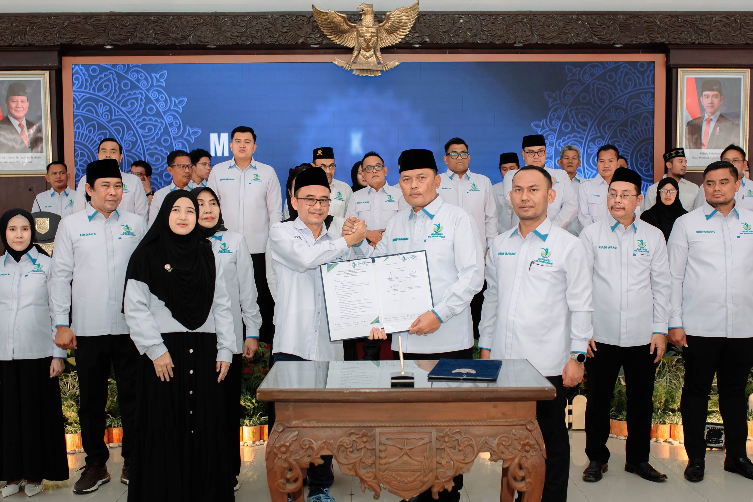 Ketua DPW Gapembi Jatim, Makhrus Sholeh (kiri), menyerahkan SK Pengurus DPC Gapembi Kab. Probolinggo, kepada Ketua Gapembi setempat, Wahid Nurrahman, pada pelantikan pengurus DPC Gapembi Kab. Probolinggo di Probolinggo, Senin (20/7/2026). Istimewa
