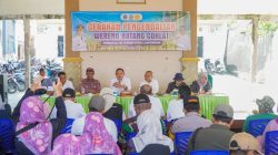Bupati Lamongan Yuhronur Efendi melakukan Gerakan Pengendalian Organisme Pengganggu Tanaman (Gerdal OPT) di Desa Banjarmadu, Kecamatan Karanggeneng. Foto: Tugusatu/Ahmad Yakub/ist