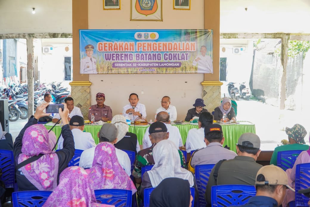 Bupati Lamongan Yuhronur Efendi melakukan Gerakan Pengendalian Organisme Pengganggu Tanaman (Gerdal OPT) di Desa Banjarmadu, Kecamatan Karanggeneng. Foto: Tugusatu/Ahmad Yakub/ist