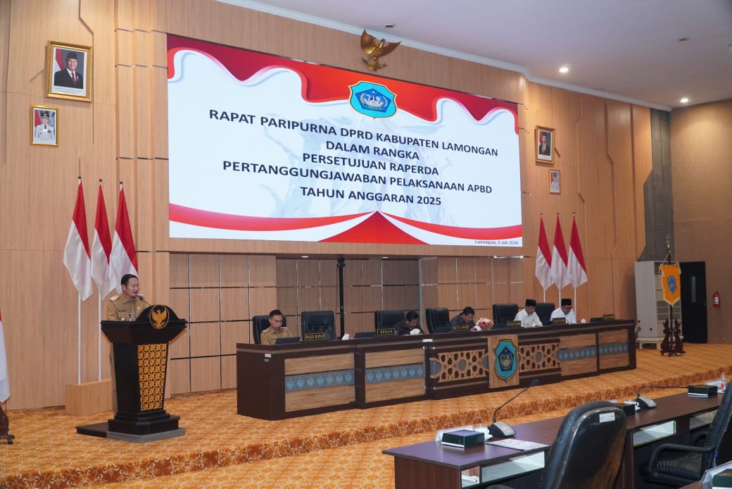 Bupati Lamongan Yuhronur Efendi menyampaikan Pertanggungjawaban Pelaksanaan APBD Lamongan Tahun Anggaran 2025. Foto: Tugusatu/Ahmad Yakub/ist