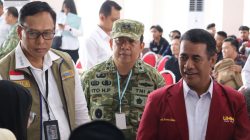 Direktur Utama Perum BULOG, Letnan Jenderal TNI (Purn.), Ahmad Rizal (kiri), mendampingi Mentan, Andi Amran Sulaiman (kanan), mengunjungi stan Muhammadiyah Center for Entrepreneurship and Business Incubator (MCEBI) Perguruan Tinggi Muhammadiyah dan ‘Aisyiyah di Hall GKB IV UMM, Jumat (17/7/2026). Istimewa