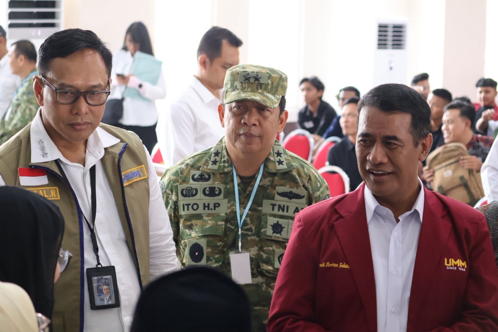 Direktur Utama Perum BULOG, Letnan Jenderal TNI (Purn.),  Ahmad Rizal (kiri), mendampingi Mentan, Andi Amran Sulaiman (kanan), mengunjungi stan Muhammadiyah Center for Entrepreneurship and Business Incubator (MCEBI) Perguruan Tinggi Muhammadiyah dan ‘Aisyiyah di Hall GKB IV UMM, Jumat (17/7/2026). Istimewa