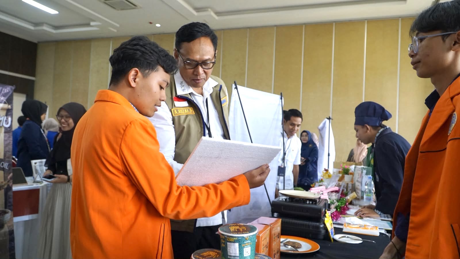 Mahasiswa antusias berdialog dengan Direktur Utama Perum BULOG, Letnan Jenderal TNI (Purn.), Ahmad Rizal, pada pembukaan Muhammadiyah Center for Entrepreneurship and Business Incubator (MCEBI) Perguruan Tinggi Muhammadiyah dan ‘Aisyiyah di Hall GKB IV UMM, Jumat (17/7/2026). Istimewa