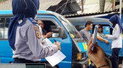 Petugas Dishub Kota Malang mendata angkot di terminal Arjosari, beberapa waktu lalu. Foto: Tugusatu/Bagus Suryo