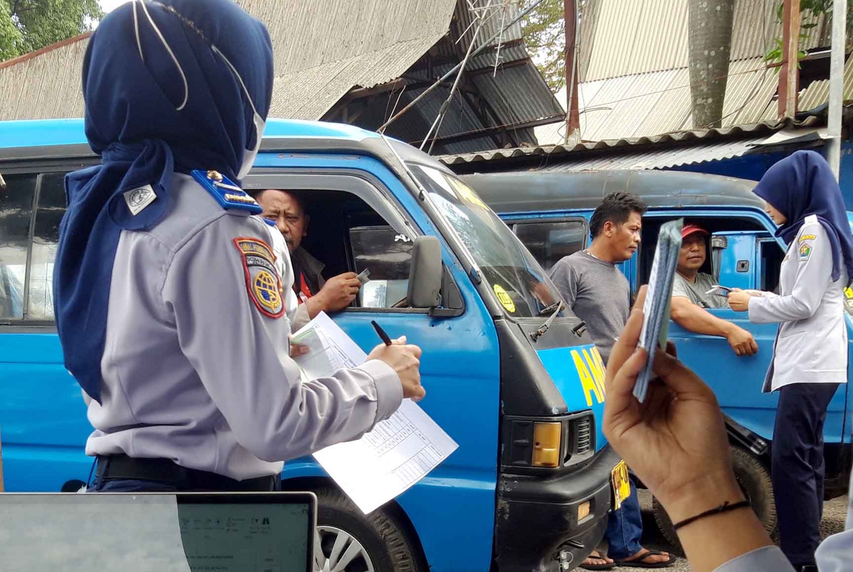 Petugas Dishub Kota Malang mendata angkot di terminal Arjosari, beberapa waktu lalu. Foto: Tugusatu/Bagus Suryo