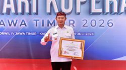 Bupati Lamongan Yuhronur Efendi akrab disapa Pak Yes menerima penghargaan sebagai Pembina Koperasi Andalan Jawa Timur Tahun 2026. Foto: Tugusatu/Ahmad Yakub/ist