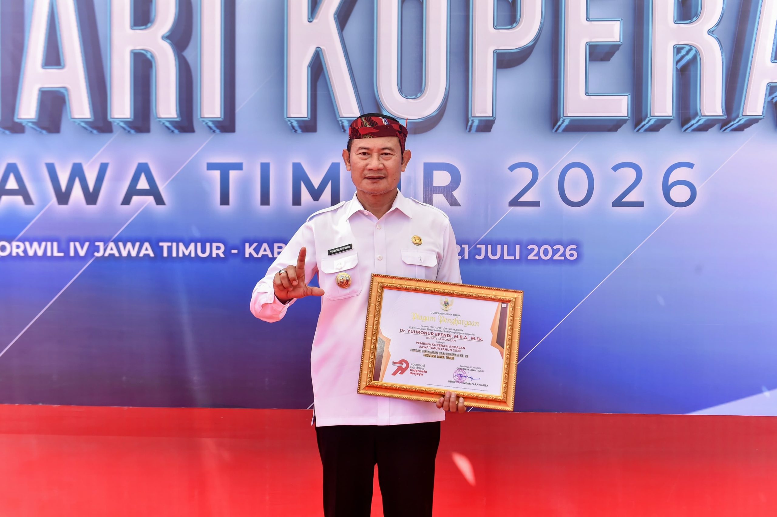 Bupati Lamongan Yuhronur Efendi akrab disapa Pak Yes menerima penghargaan sebagai Pembina Koperasi Andalan Jawa Timur Tahun 2026. Foto: Tugusatu/Ahmad Yakub/ist