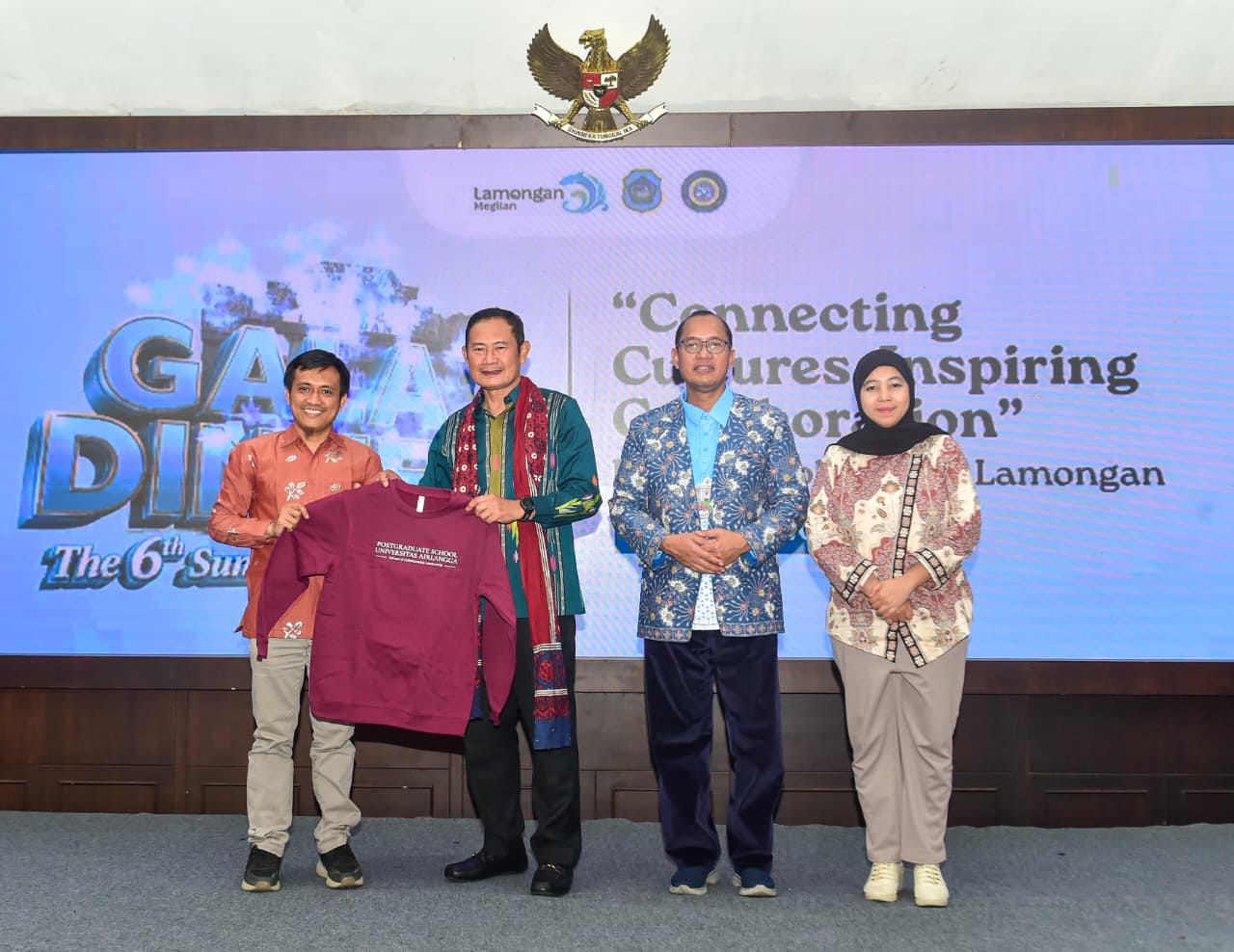 Bupati Lamongan Yuhronur Efendi saat menerima kunjungan 162 partisipan 6th Summer School 2026 Sekolah Pascasarjana Universitas Airlangga dari 43 negara. Foto: Tugusatu/Ahmad Yakub/ist