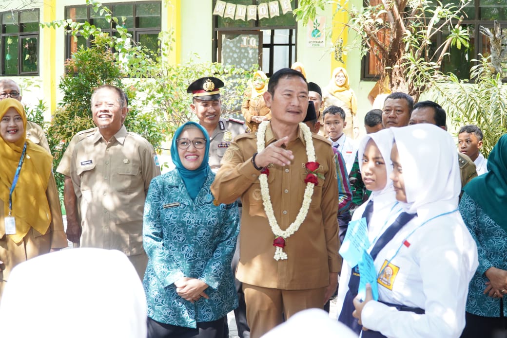 Bupati Lamongan Yuhronur Efendi meninjau pelaksanaan Pengenalan Lingkungan Sekolah (MPLS). Foto: Tugusatu/Ahmad Yakub/ist