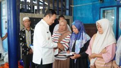 Bupati Lamongan Yuhronur Efendi mengunjungi keluarga korban kapal motor Entok di Labuhan, Kecamatan Brondong, sembari menyalurkan bantuan untuk meringankan kebutuhan sehari-hari, Rabu (22/7). Foto: Tugusatu/Ahmad Yakub/ist