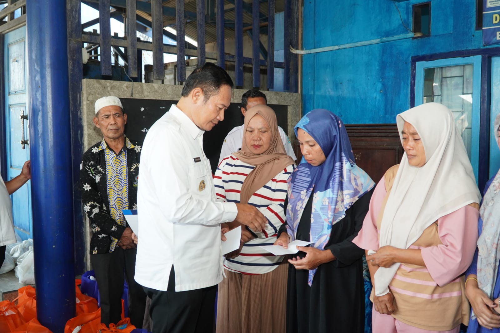 Bupati Lamongan Yuhronur Efendi mengunjungi keluarga korban kapal motor Entok di Labuhan, Kecamatan Brondong, sembari menyalurkan bantuan untuk meringankan kebutuhan sehari-hari, Rabu (22/7). Foto: Tugusatu/Ahmad Yakub/ist