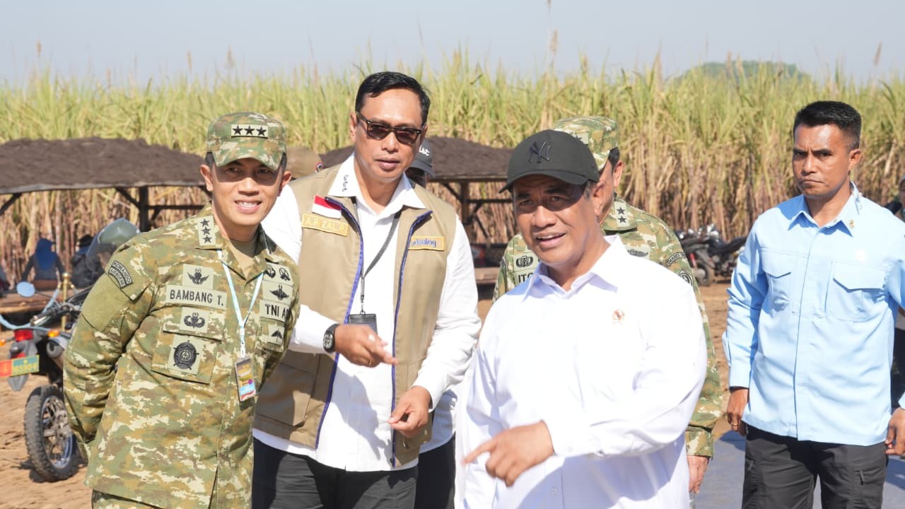 Direktur Utama Perum BULOG, Letnan Jenderal TNI (Purn.), Ahmad Rizal Ramdhani (dua dari kiri), mendampingi Mentan Andi Amran Sulaiman (dua dari kanan)) menghadiri Panen Raya Serentak Tebu, Padi, dan Kedelai yang dipimpin langsung oleh Presiden Republik Indonesia, Prabowo Subianto, di Lanud Abdulrachman Saleh, Malang, Jawa Timur, Jumat (17/7/2026). Istimewa