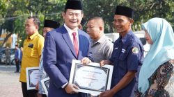 Bupati Lamongan Yuhronur Efendi menyerahkan piagam penghargaan saat Hari Koperasi. Foto: Tugusatu/Ahmad Yakub/ist
