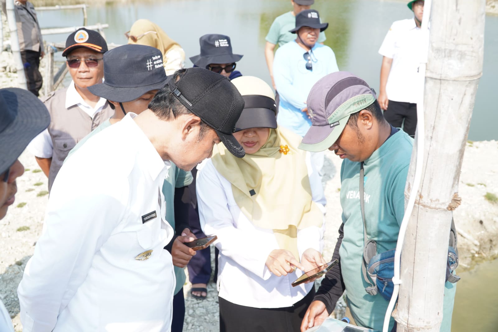 Bupati Lamongan Yuhronur Efendi melihat cara kerja teknologi Internet of Things (IoT) dan aerator Venjet berbasis digital di kampung kerapu. Foto: Tugusatu/Ahmad Yakub/ist