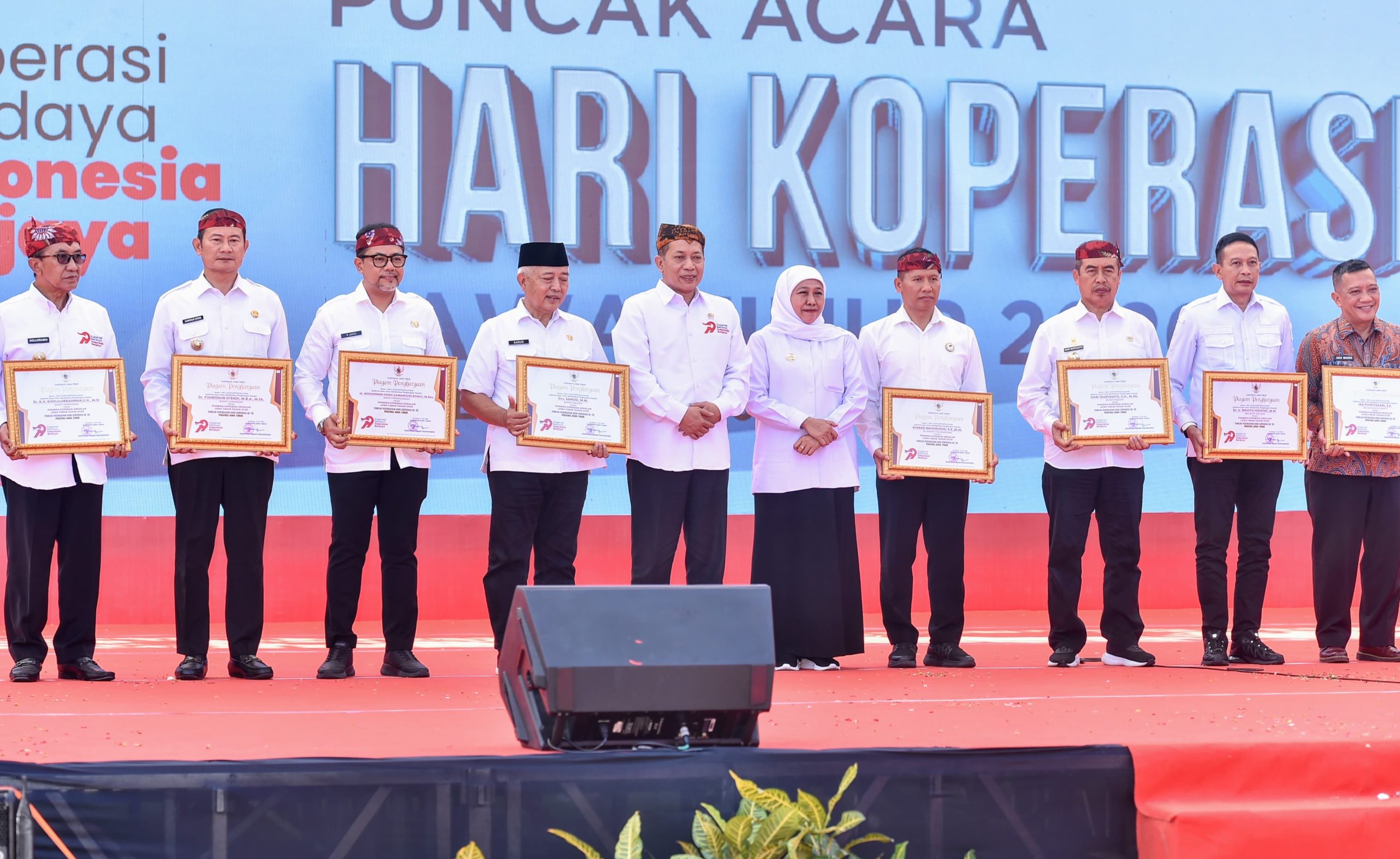 Bupati Lamongan Yuhronur Efendi (kedua dari kiri) menerima penghargaan bersama kepala daerah di Jatim.