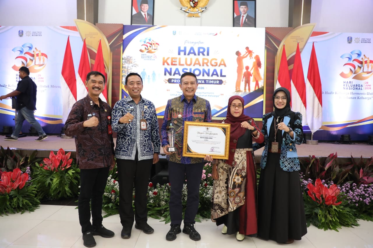 Wali Kota Malang Wahyu Hidayat (tengah) menerima penghargaan Peringkat Pertama Penilaian PPA Awards Prov Jatim 2026. Foto: Bagian Prokompim Kota Malang