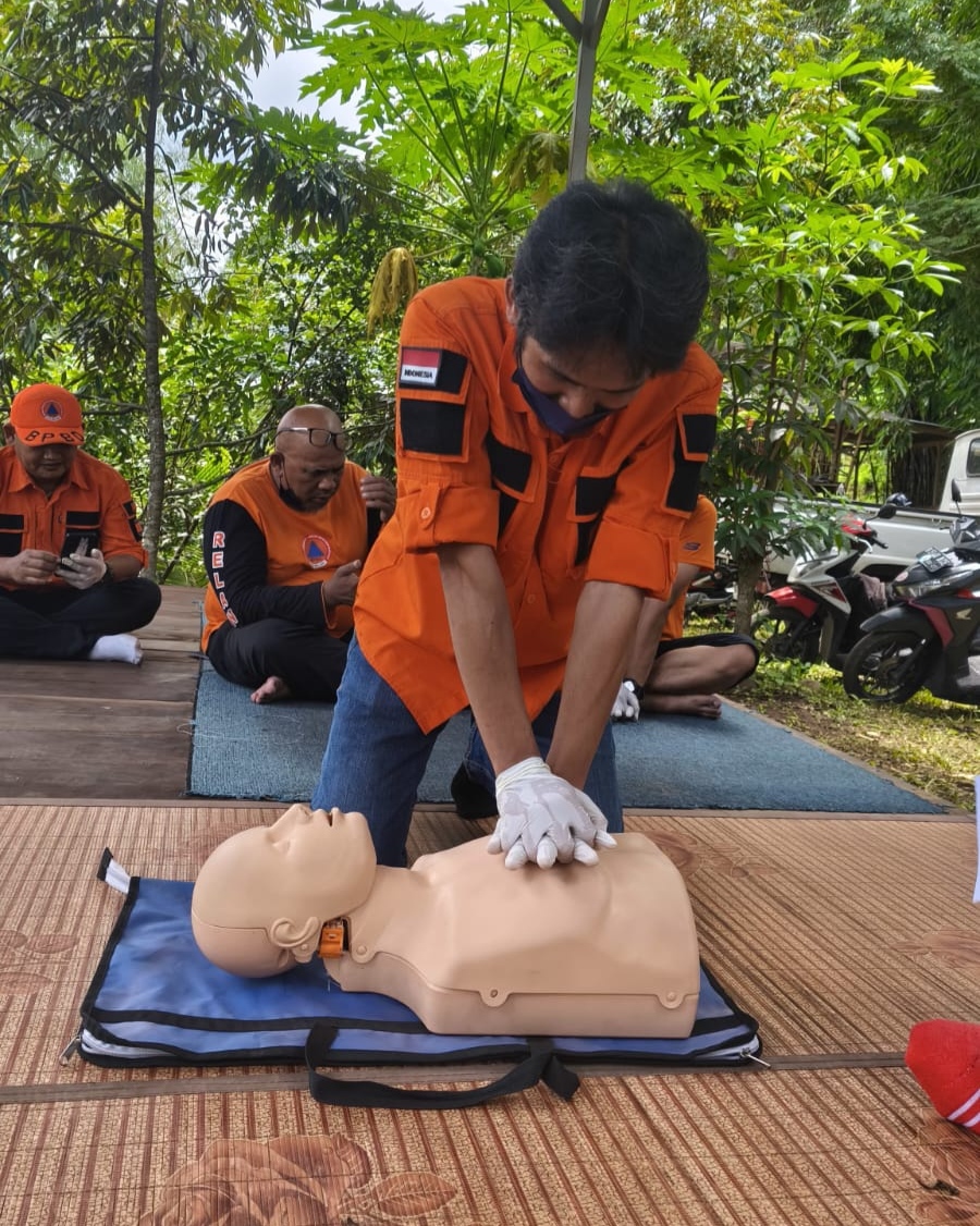 Relawan Kelurahan Tangguh, Kelurahan Merjosari, Kota Malang, Jawa Timur, praktik Basic Cardio Life Support (BCLS) atau Bantuan Hidup Dasar Jantung dan Paru. Foto: Tugusatu/Dok. Pribadi