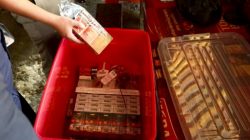 Tim gabungan di Lamongan, Jawa Timur, menyita 9.108 batang rokok ilegal dalam Operasi Pemberantasan Barang Kena Cukai (BKC), Senin (6/7). Foto: Tugusatu/Ahmad Yakub/ist