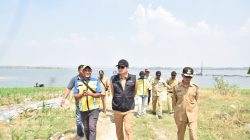 Bupati Lamongan Yuhronur Efendi akrab disapa Pak Yes meninjau pemasangan alat dredging di Waduk Gondang, Senin (20/7). Foto: Tugusatu/Ahmad Yakub/ist