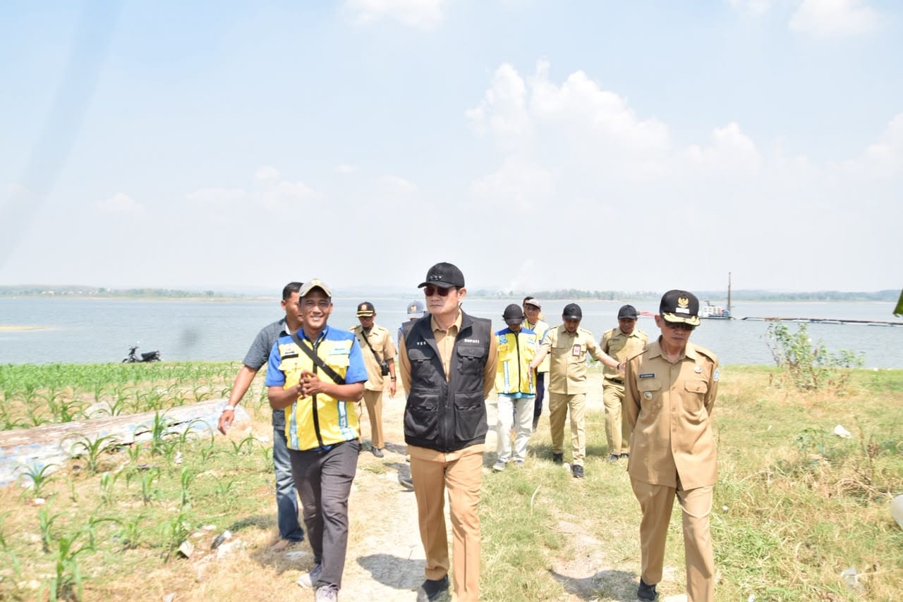 Bupati Lamongan Yuhronur Efendi akrab disapa Pak Yes meninjau pemasangan alat dredging di Waduk Gondang, Senin (20/7). Foto: Tugusatu/Ahmad Yakub/ist